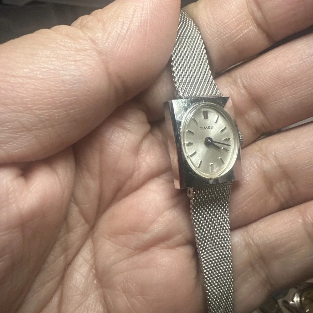 Working Vintage Timex Ladies Silver Dainty Watch Manual Wind Mesh Band 17mm 7in